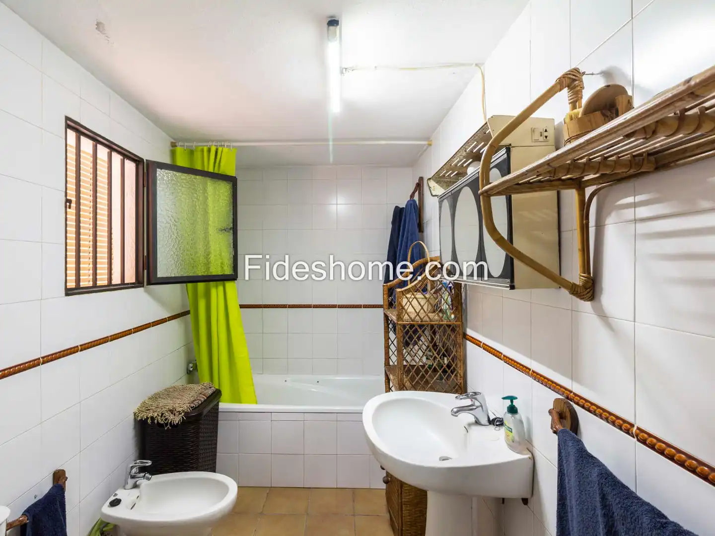 Bany de Finca rústica en venda en Villamena amb Jardí privat, Piscina i Moblat