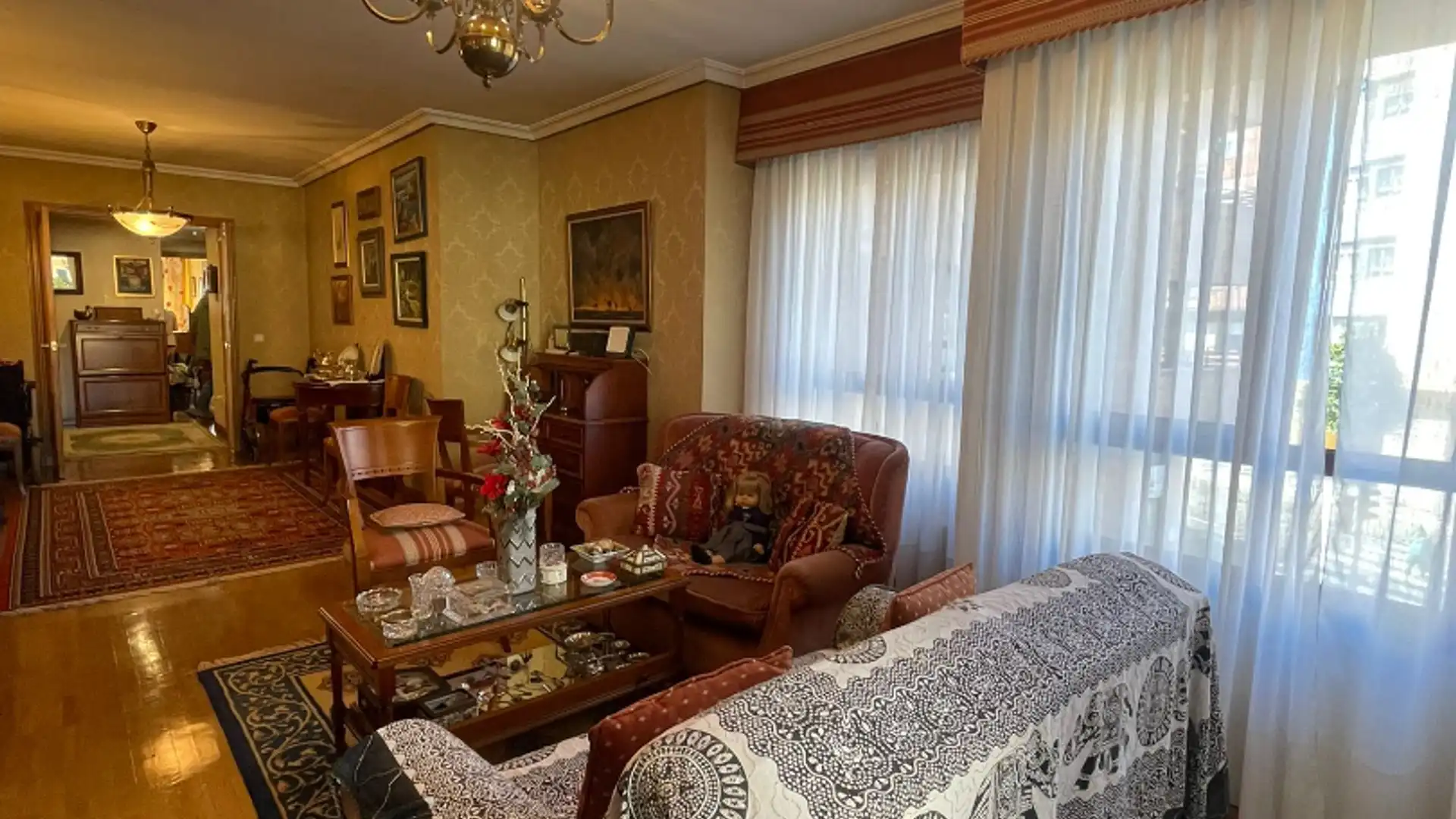 Sala de estar de Piso en venta en Oviedo  con Terraza, Trastero y Amueblado