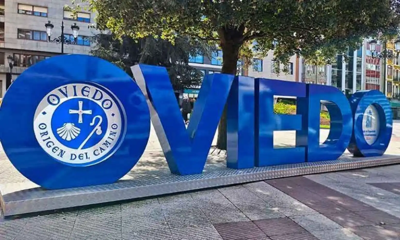Vista exterior de Àtic en venda en Oviedo  amb Calefacció, Jardí privat i Parquet