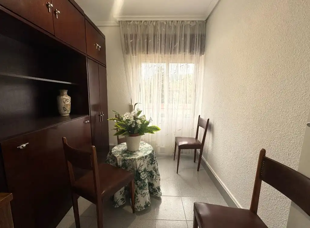 Habitación de Piso de alquiler en Los Corrales de Buelna  con Amueblado