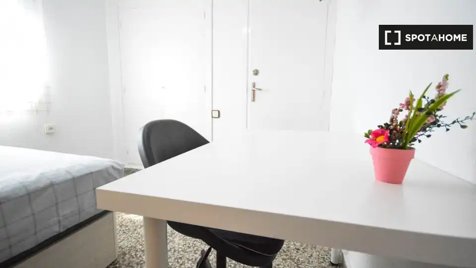 Menjador de Pis de lloguer en Valencia amb Aire condicionat, Calefacció i Moblat