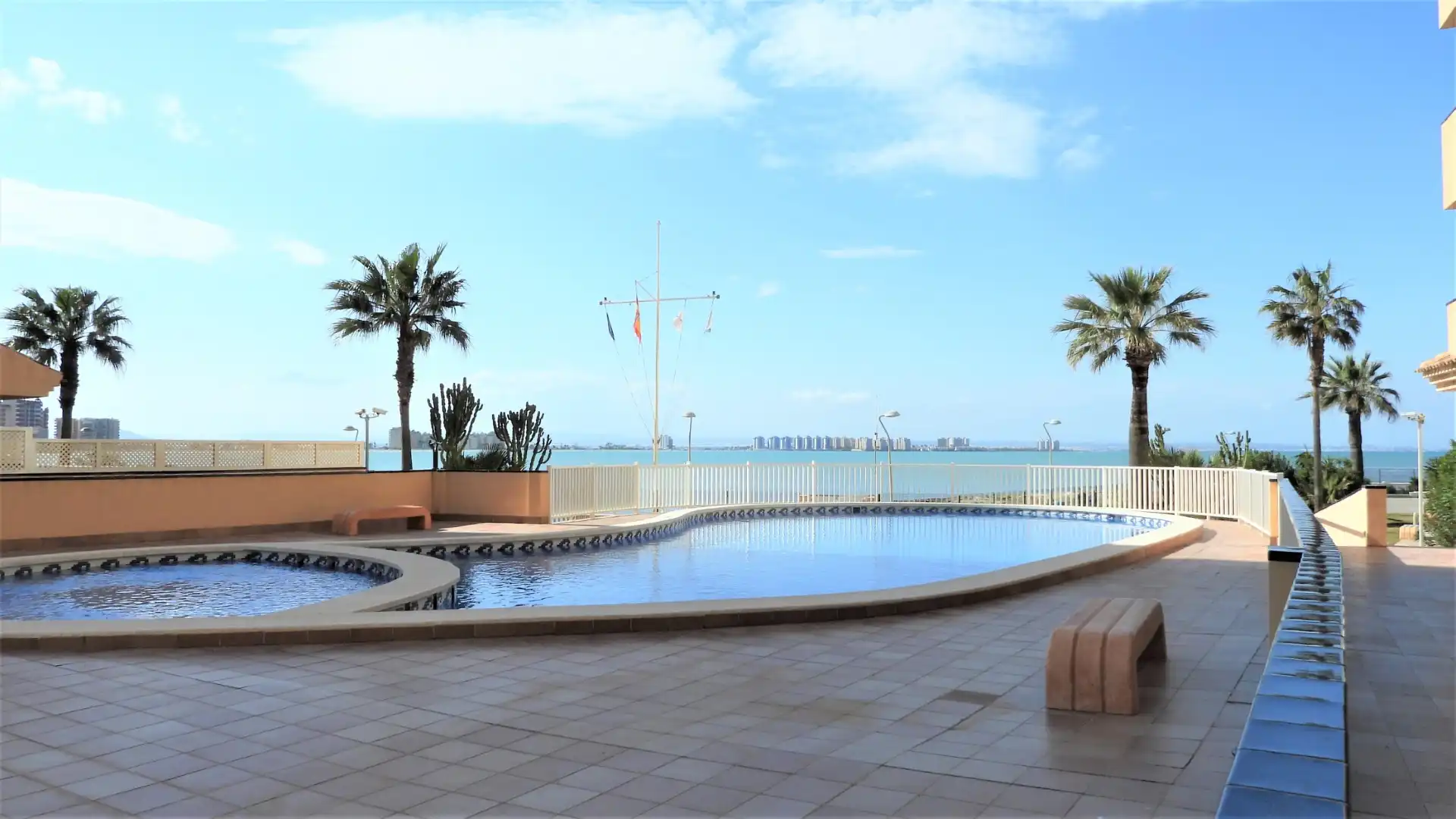 Piscina de Apartamento en venta en La Manga del Mar Menor con Calefacción, Terraza y Amueblado