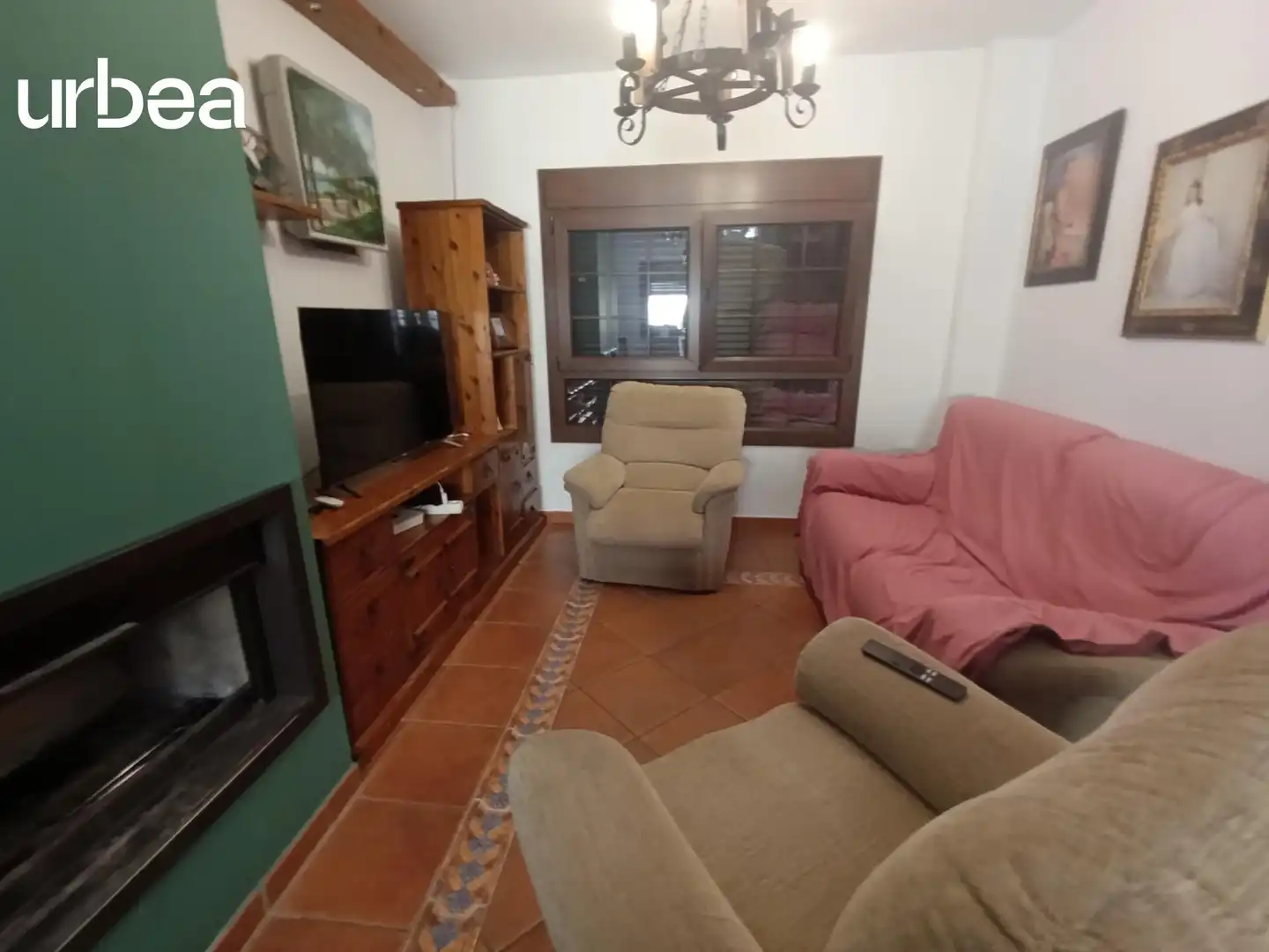 Sala d'estar de Casa adosada en venda en Pizarra amb Aire condicionat, Terrassa i Jacuzzi