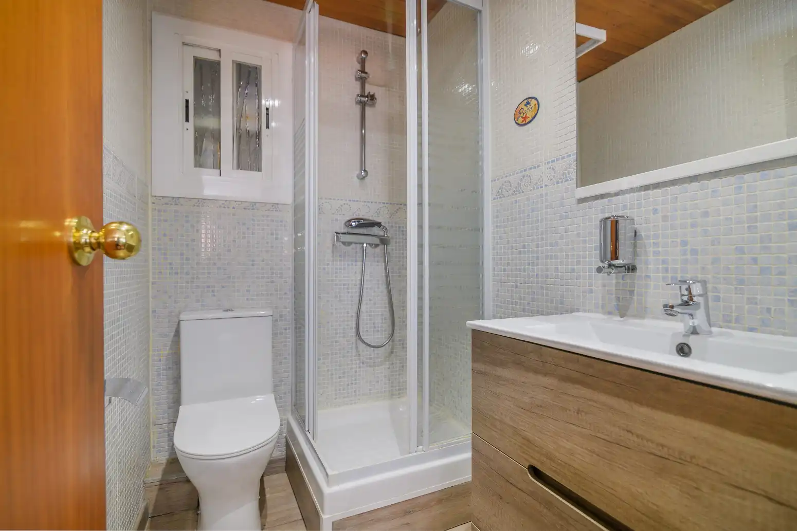 Badezimmer von Wohnung zum Verkauf in Barcelona mit Heizung, Parkett und Balkon