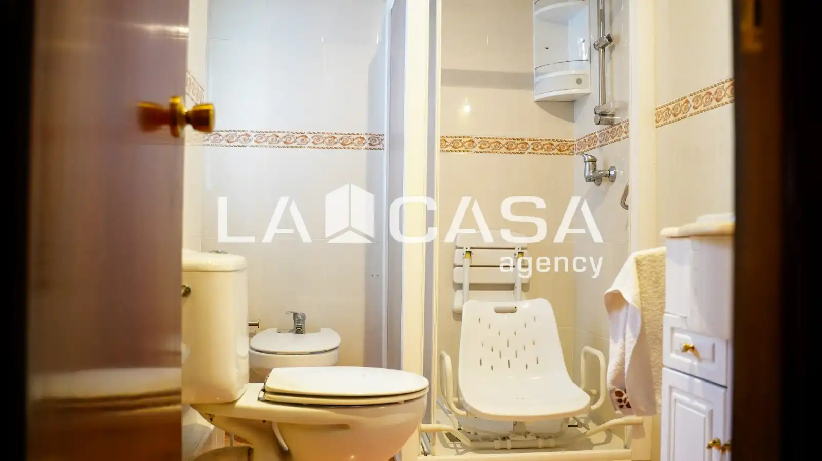 Bathroom of Flat for rent in Valencia  with Air Conditioner, Furnished and Oven