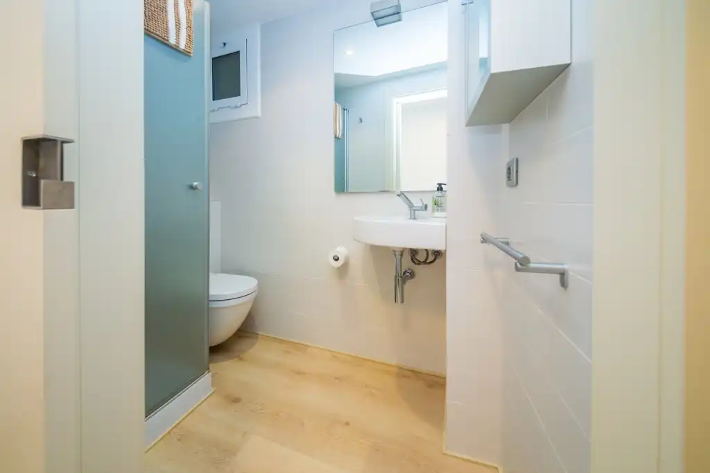 Badezimmer von Maisonette zum Verkauf in Calonge i Sant Antoni mit Klimaanlage, Heizung und Privatgarten