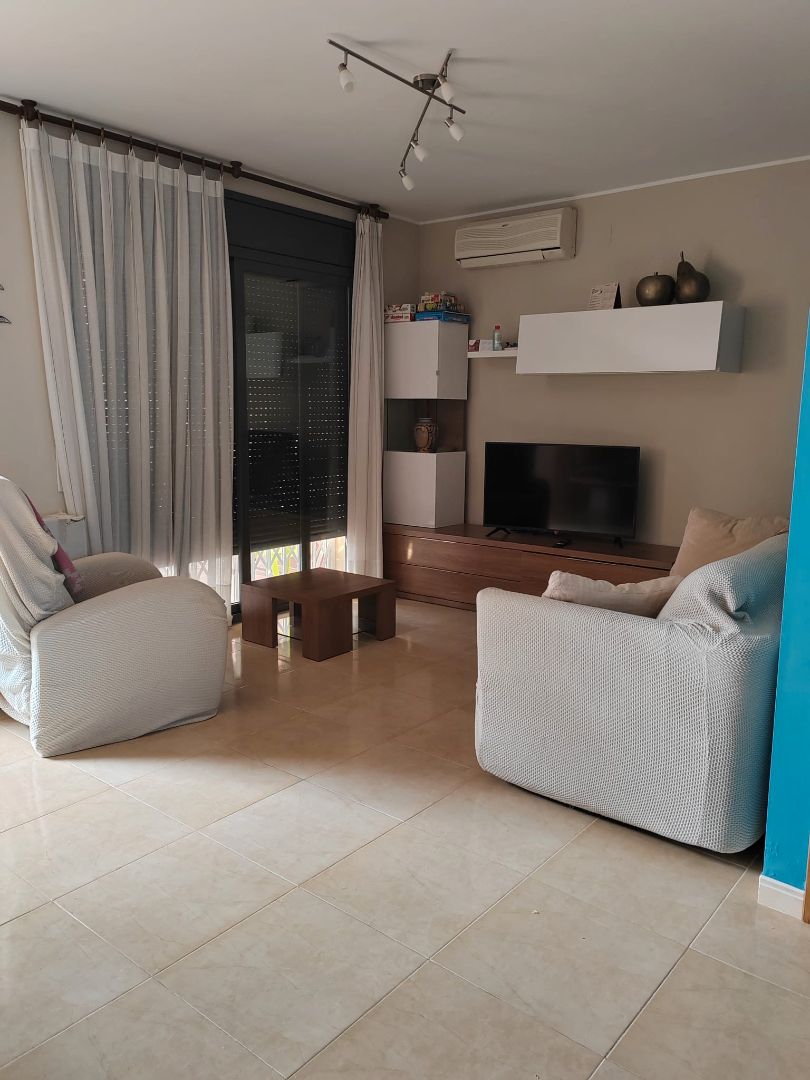 Sala d'estar de Casa adosada de lloguer en Mont-roig del Camp amb Aire condicionat, Calefacció i Jardí privat