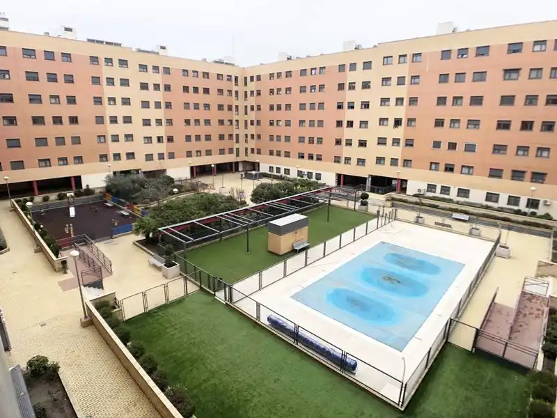 Flat with pool to rent in N/A