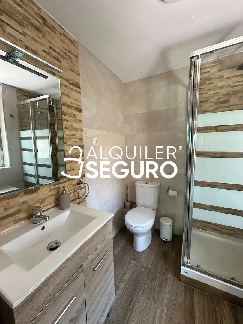 Bathroom of Flat for rent in Madrid  with Air Conditioner, Heating and Furnished