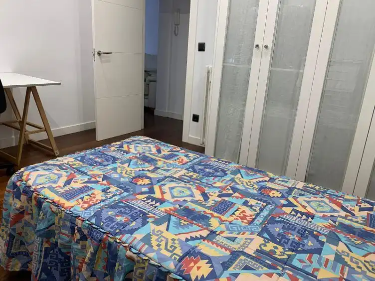 Habitación de Piso de alquiler en  Pamplona / Iruña con Calefacción, Parquet y Amueblado