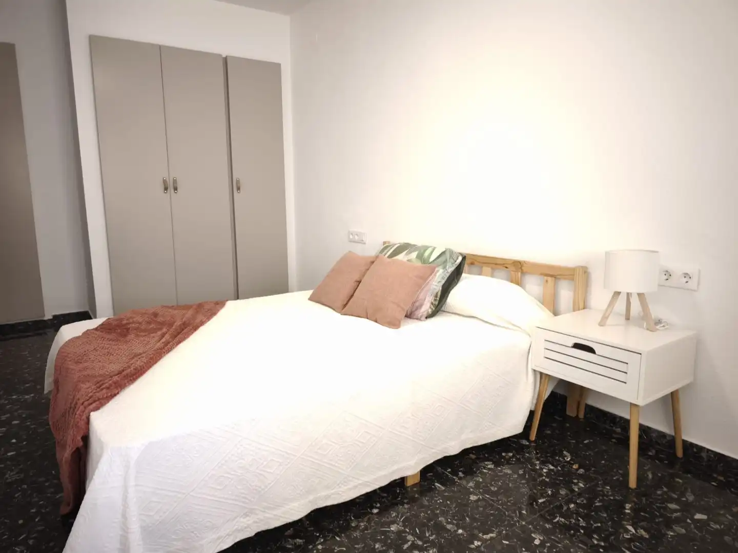 Schlafzimmer von Wohnung zur Miete in Valencia mit Klimaanlage, Möbliert und Balkon