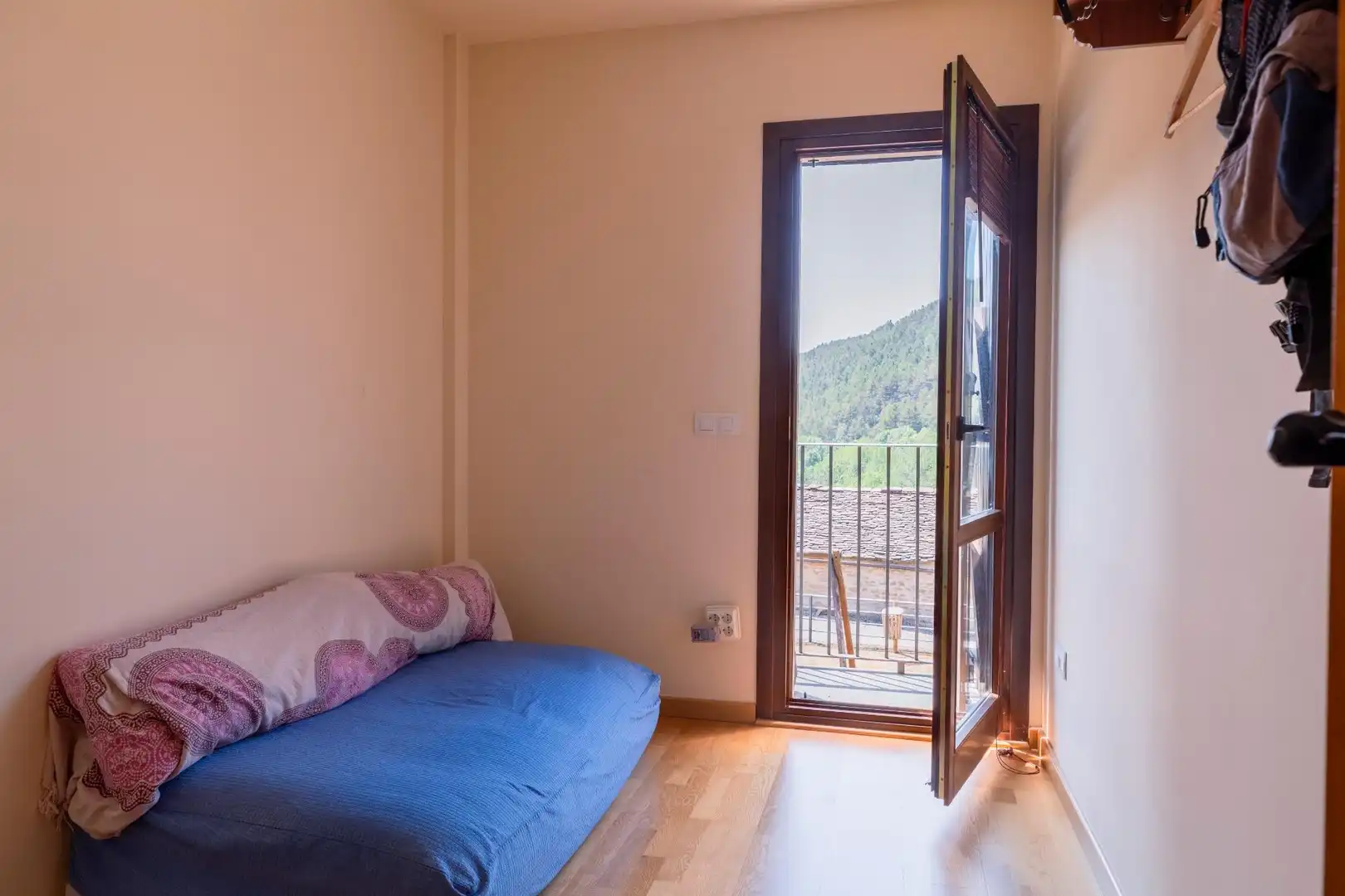 Habitación de Casa adosada en venta en Biescas con Calefacción, Jardín privado y Amueblado