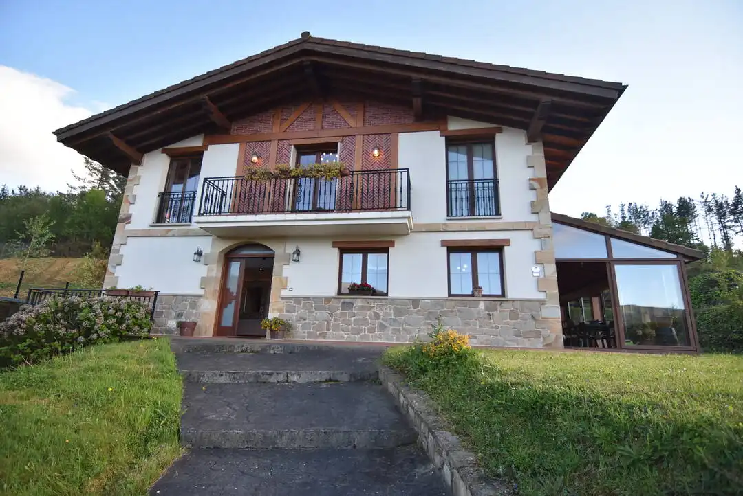 Vista exterior de Casa o xalet en venda en Ermua amb Calefacció, Jardí privat i Terrassa