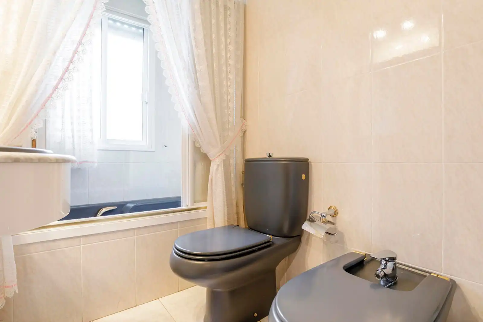 Bathroom of Flat for sale in Zaragoza  with Air Conditioner, Terrace and Storage room