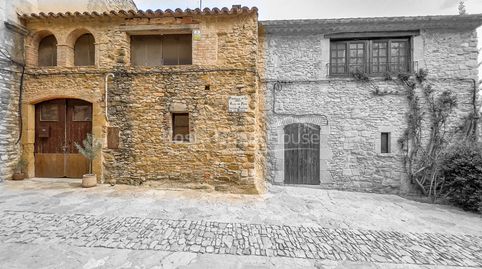 Casa histórica en el corazón de Peratallada para reformar, con posibilidad de establecer una tienda