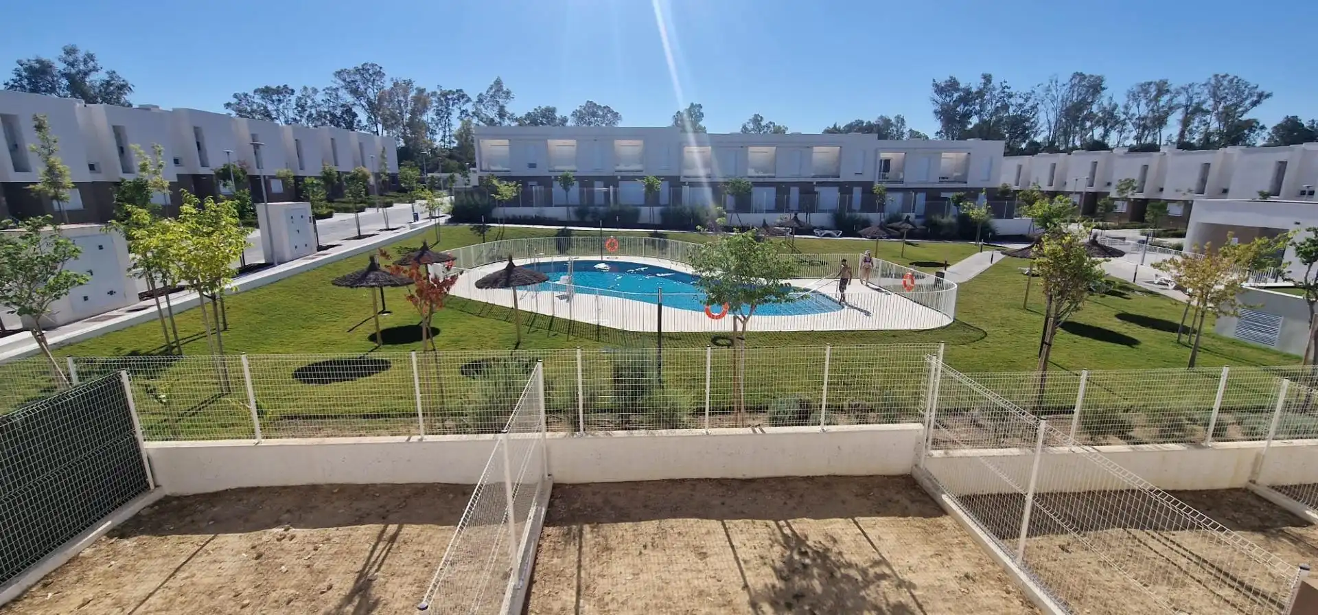 Schwimmbecken von Einfamilien-Reihenhaus zur Miete in Guillena mit Privatgarten, Balkon und Gemeinschaftspool
