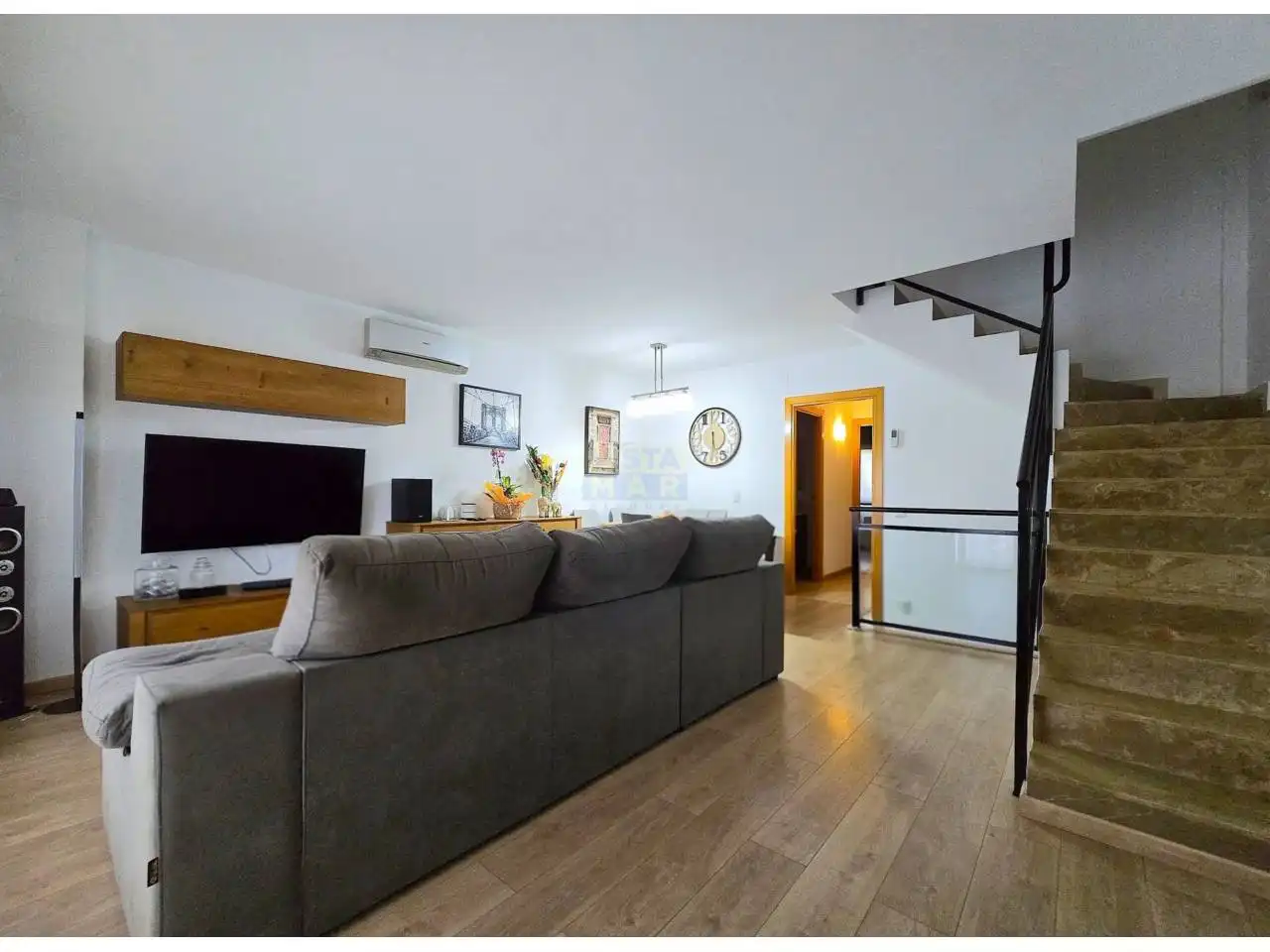 Sala de estar de Casa adosada en venta en Vilanova i la Geltrú con Aire acondicionado, Calefacción y Jardín privado