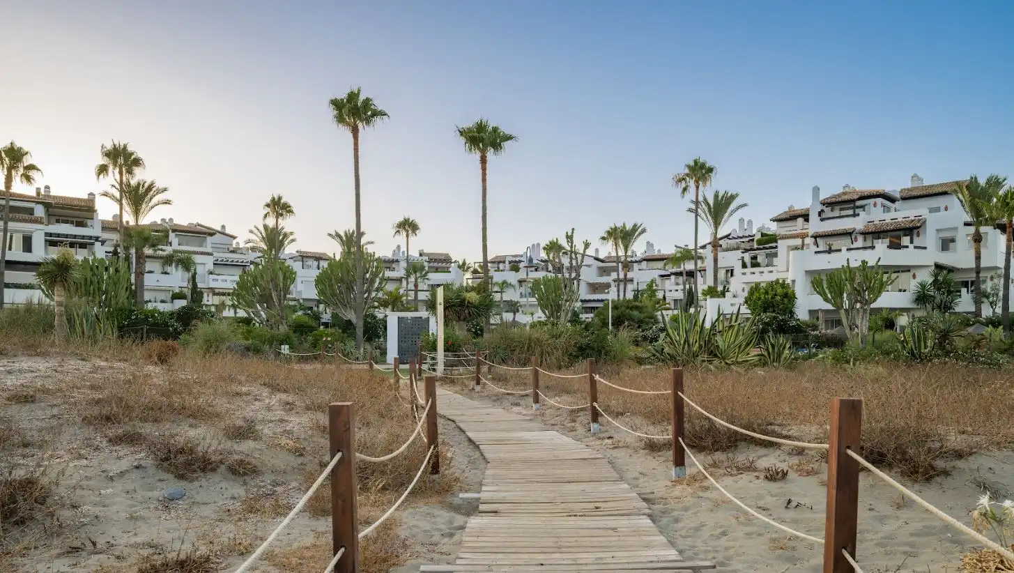 Vista exterior de Planta baixa en venda en Estepona amb Aire condicionat, Calefacció i Jardí privat
