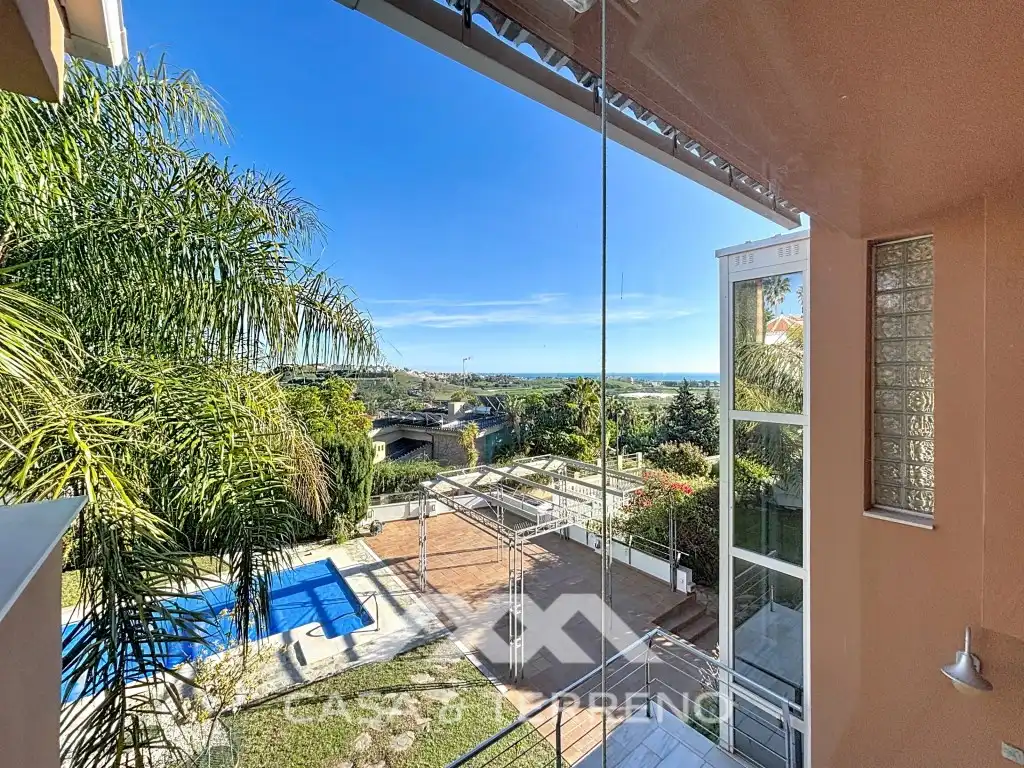 Vista exterior de Casa o xalet en venda en Vélez-Málaga amb Aire condicionat i Piscina