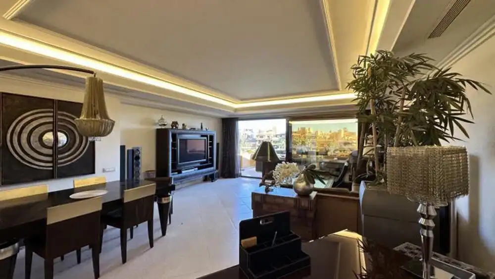 Sala d'estar de Apartament de lloguer en Estepona amb Aire condicionat, Terrassa i Piscina