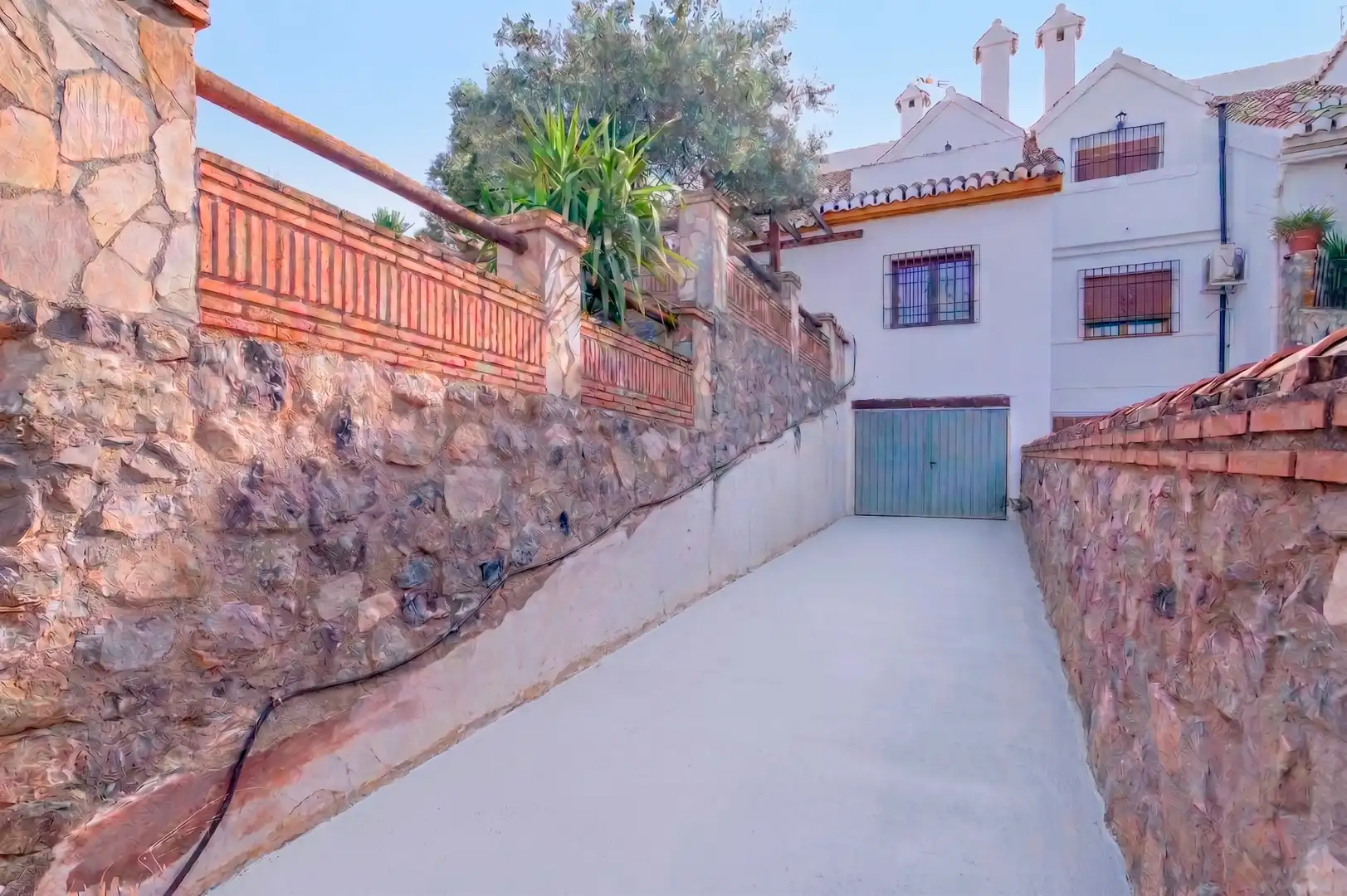 Vista exterior de Casa o xalet en venda en Las Gabias amb Jardí privat, Terrassa i Moblat