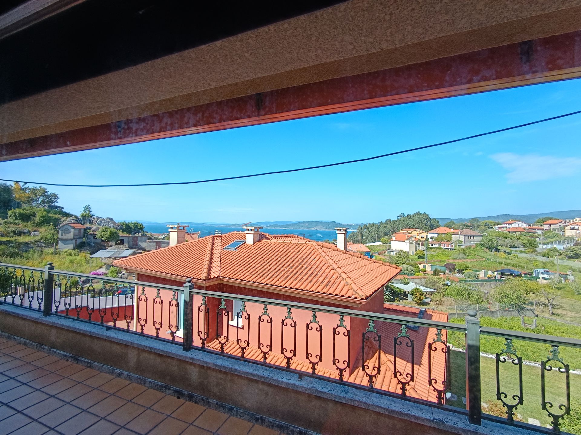 Terrassa de Casa o xalet en venda en Cangas  amb Calefacció, Jardí privat i Parquet