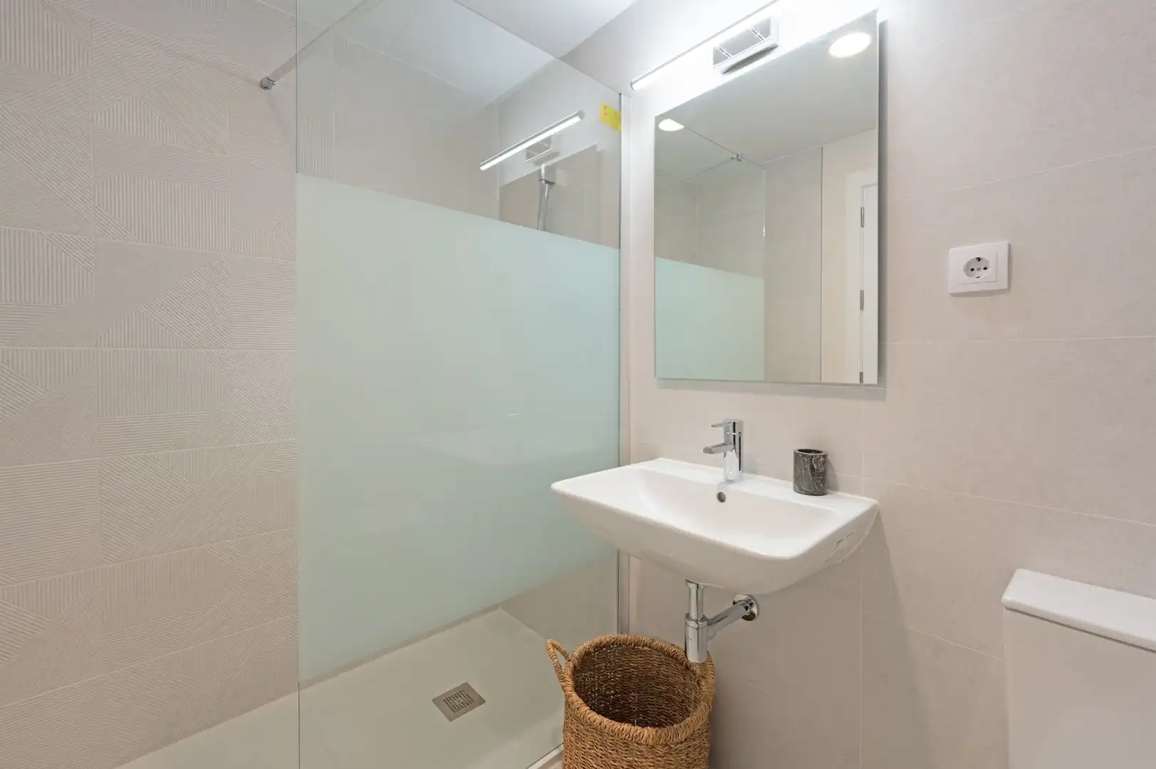 Badezimmer von Dachboden zum Verkauf in Estepona mit Klimaanlage, Terrasse und Abstellraum