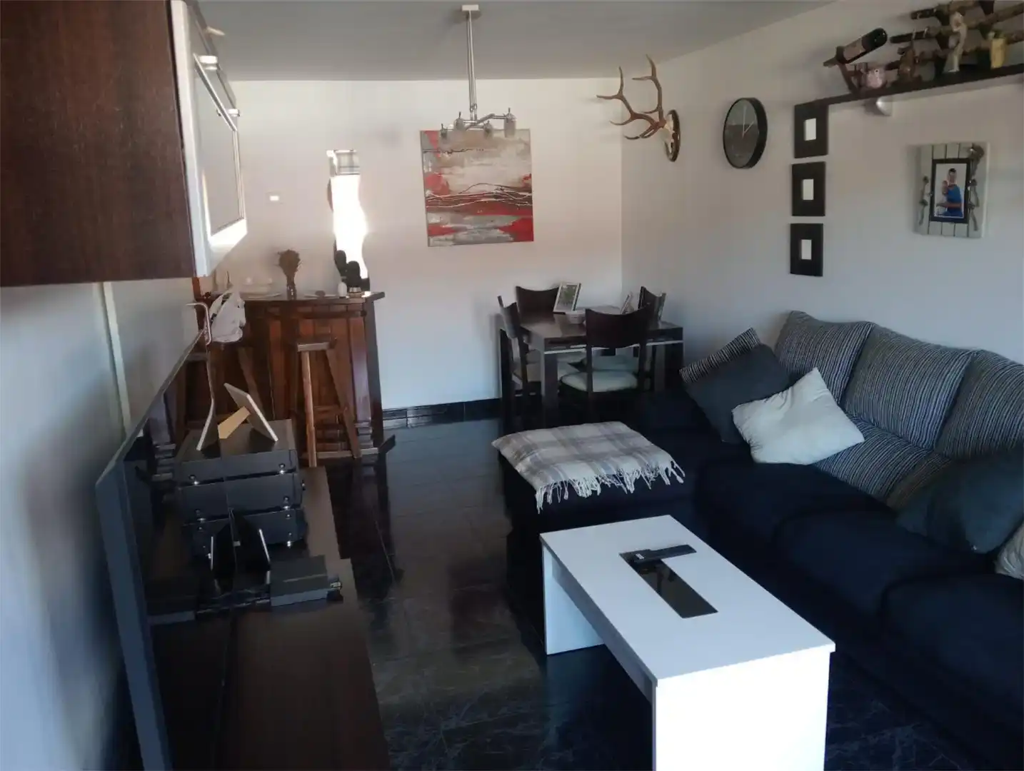 Sala de estar de Casa adosada en venta en Tragacete con Balcón