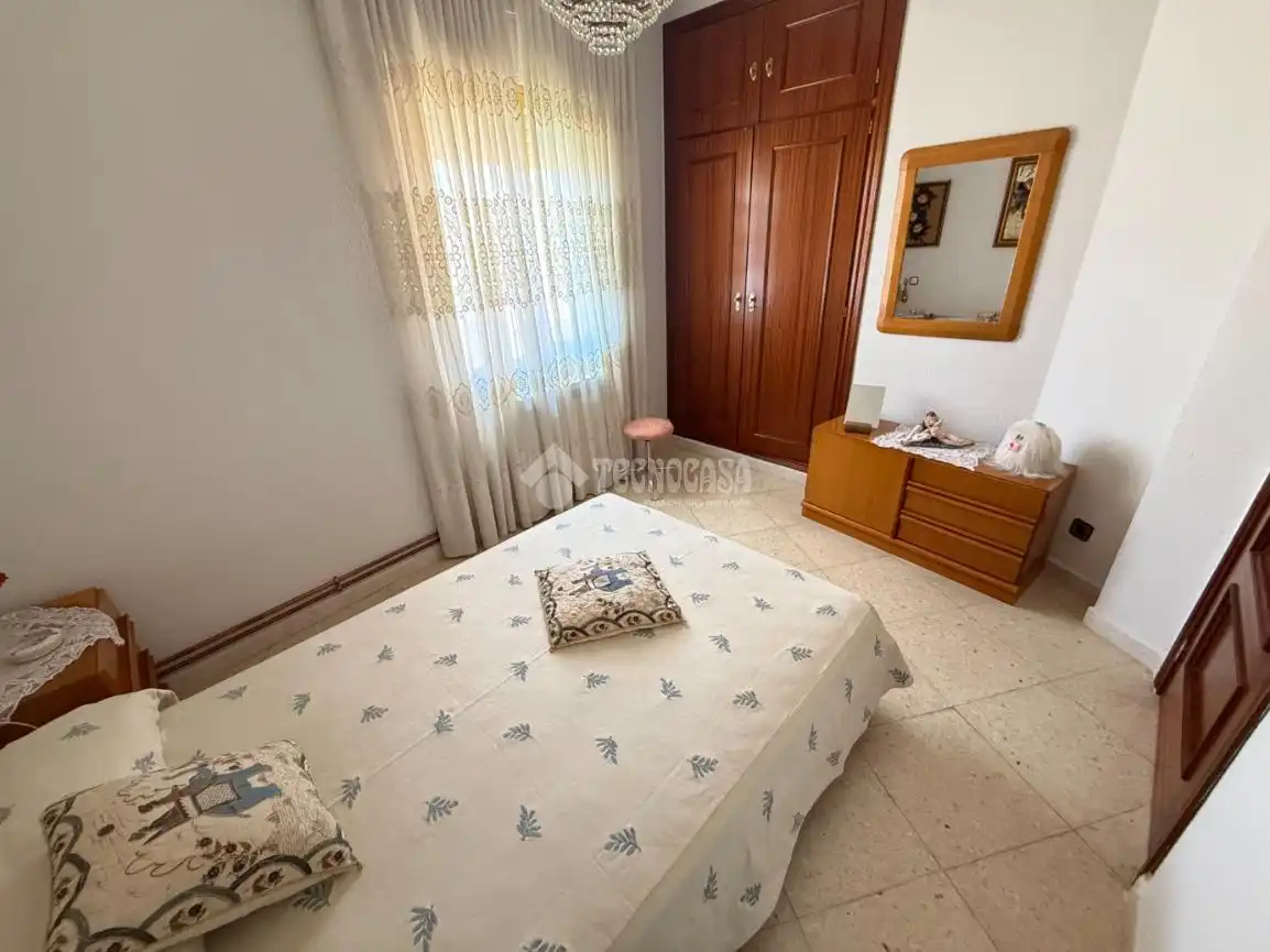 Habitación de Casa adosada en venta en Lucillos con Aire acondicionado y Calefacción