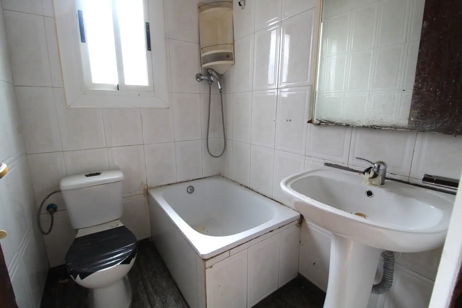 Baño de Piso en venta en Santa Perpètua de Mogoda con Balcón