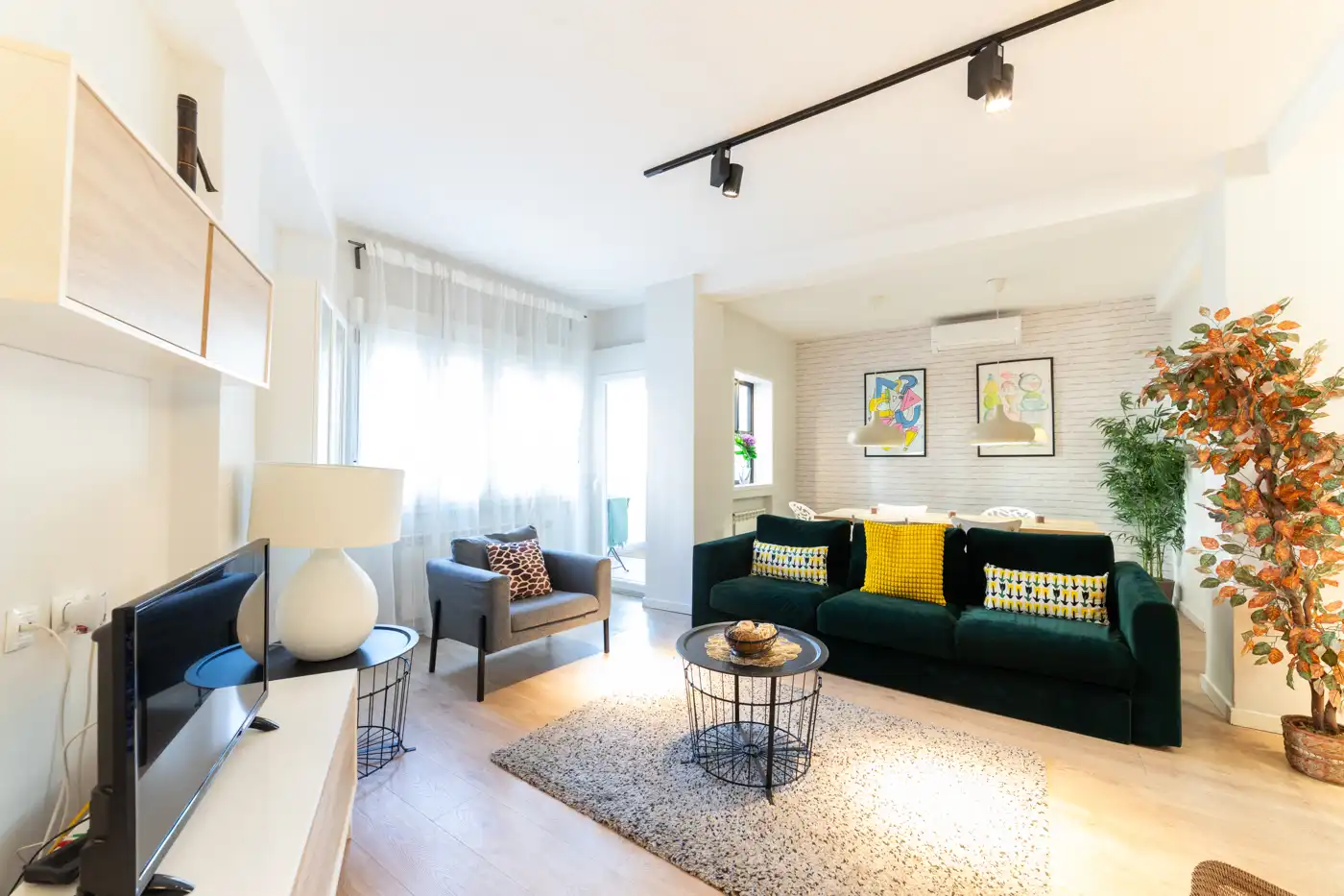 Living room of Flat for rent in  Madrid Capital  with Air Conditioner, Furnished and Oven