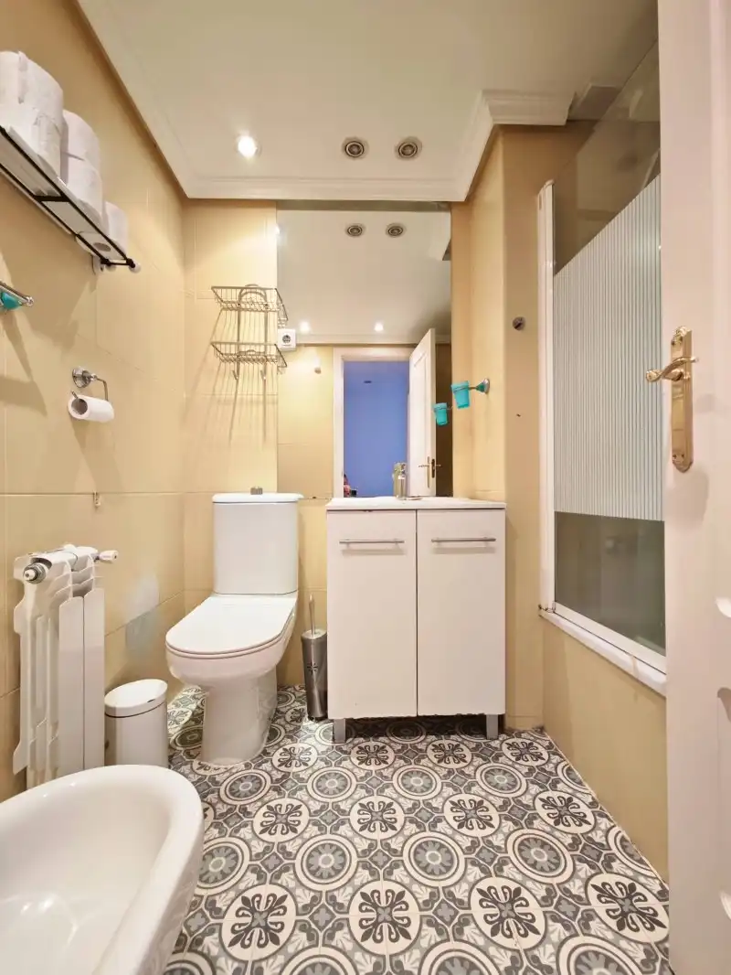 Bathroom of Flat for sale in Madrid  with Storage room