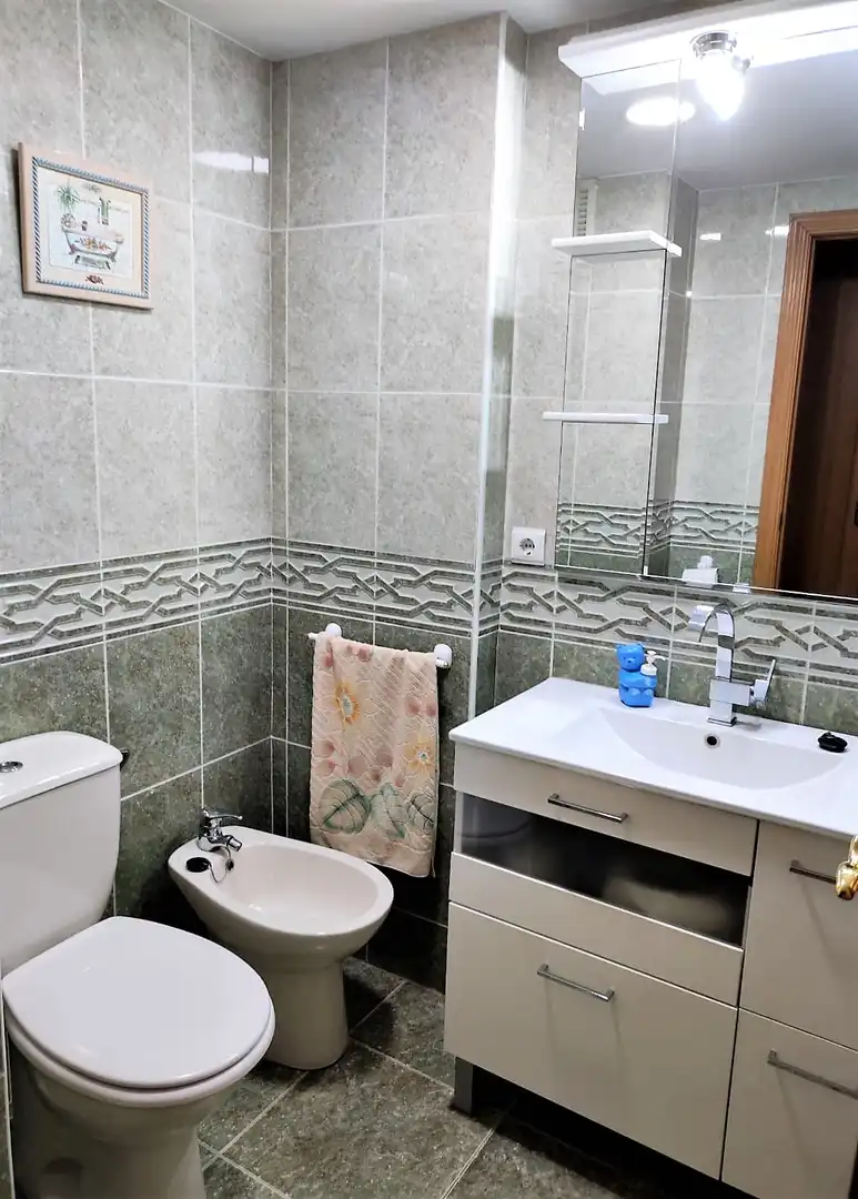 Baño de Apartamento de alquiler en Alicante / Alacant con Aire acondicionado, Calefacción y Terraza