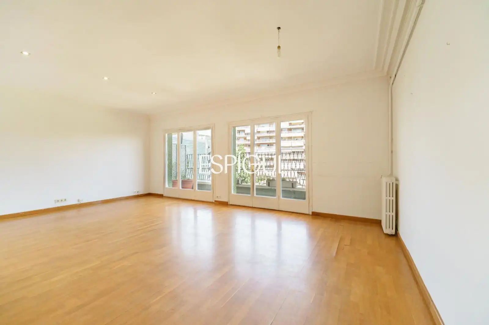 Vista exterior de Piso en venta en Barcelona con Calefacción, Parquet y Terraza