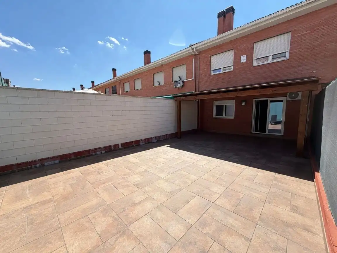 Vista exterior de Casa o xalet en venda en Tórtola de Henares amb Calefacció i Terrassa