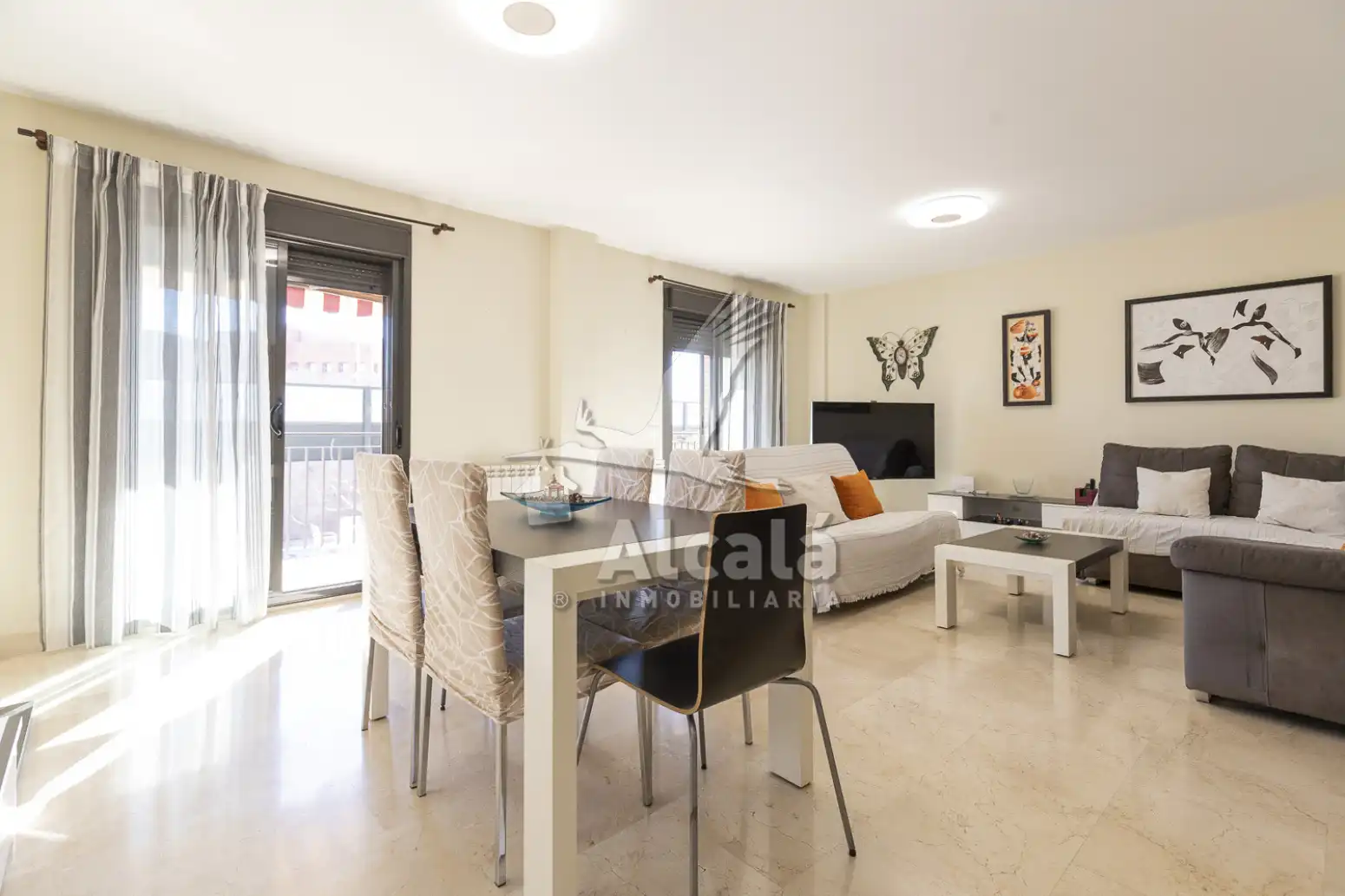 Sala d'estar de Casa o xalet en venda en Alcalá de Henares amb Aire condicionat, Calefacció i Jardí privat