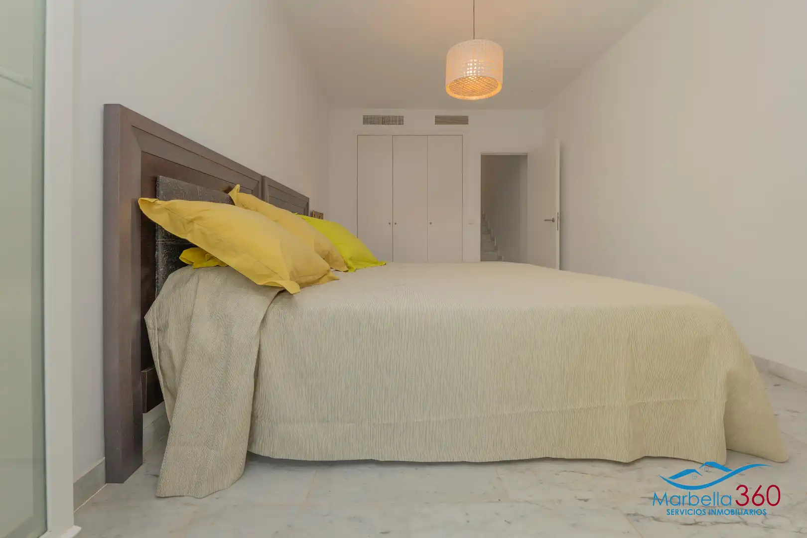 Dormitori de Casa adosada en venda en Marbella amb Aire condicionat, Jardí privat i Terrassa