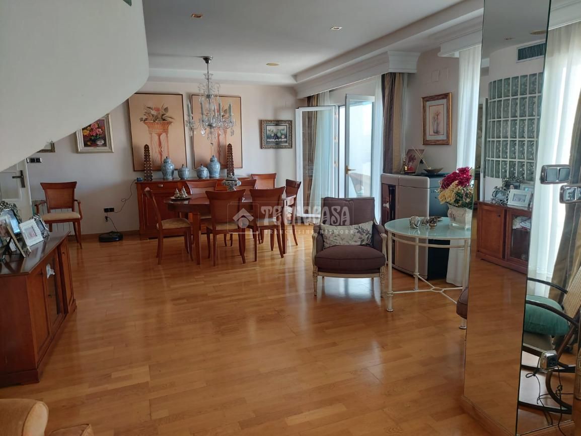 Sala d'estar de Dúplex en venda en  Granada Capital amb Aire condicionat, Calefacció i Parquet