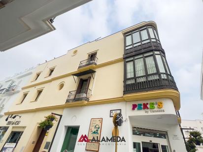 Vista exterior de Casa o xalet en venda en Chiclana de la Frontera amb Aire condicionat, Terrassa i Balcó