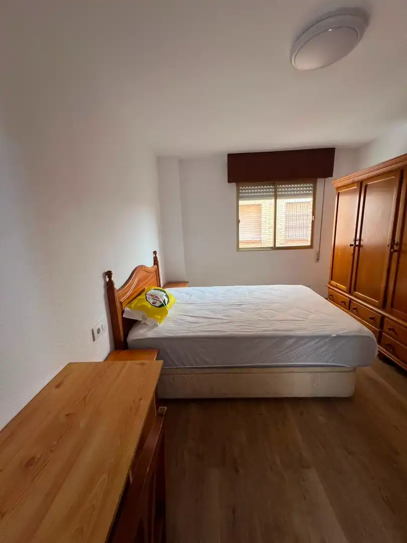 Dormitori de Apartament de lloguer en Almería amb Aire condicionat i Moblat