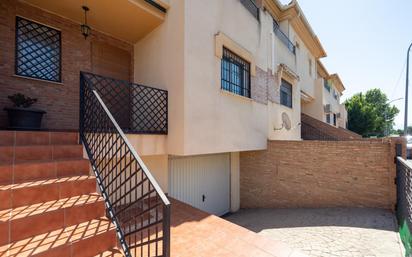 Exterior view of Single-family semi-detached for sale in Vegas del Genil  with Air Conditioner, Terrace and Balcony