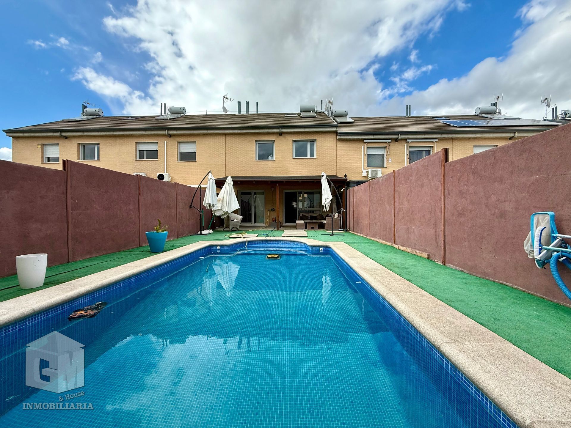 Piscina de Casa adosada en venda en Arroyomolinos (Madrid) amb Aire condicionat, Calefacció i Jardí privat