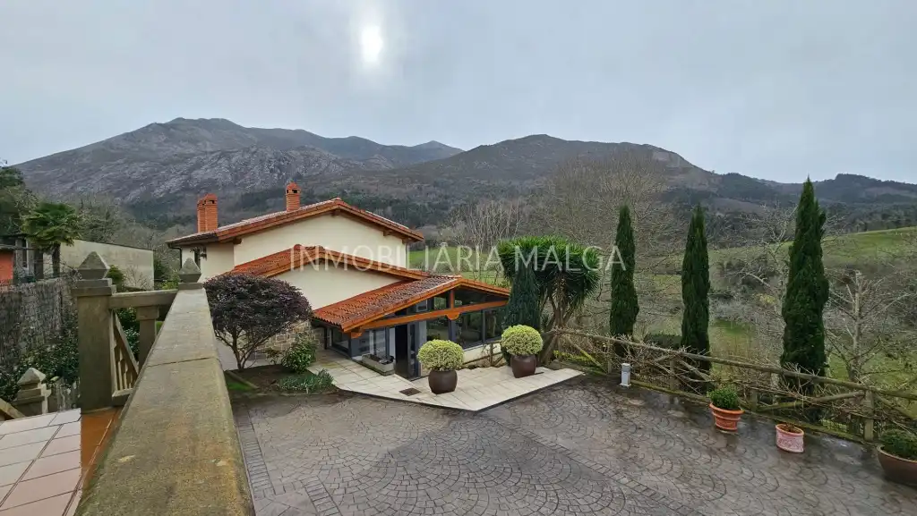 Vista exterior de Casa o chalet en venta en Colunga con Calefacción, Jardín privado y Parquet