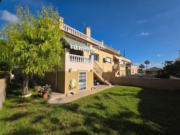 Casa aparellada amb jardí en venda a Creixell