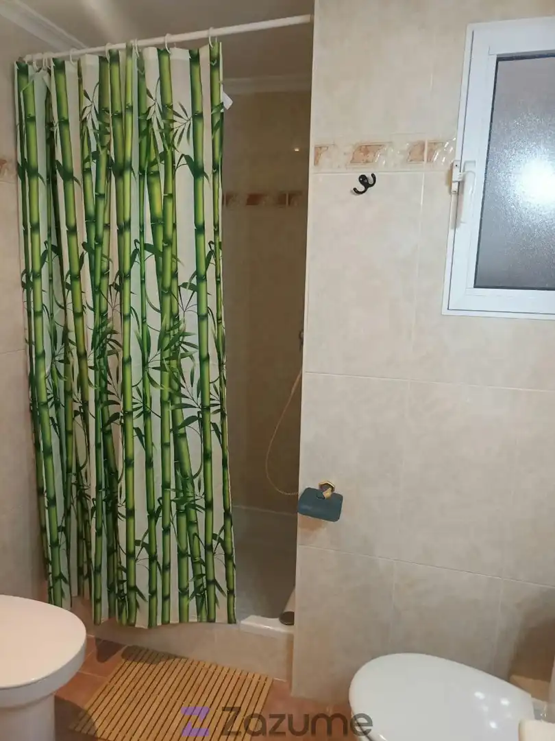 Badezimmer von Wohnung zur Miete in Valencia mit Möbliert, Ofen und Waschmaschine