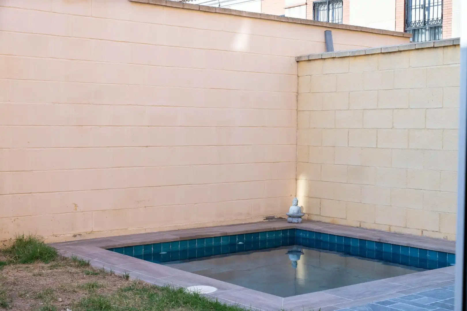 Piscina de Casa adosada en venda en San Juan de Aznalfarache amb Aire condicionat, Jardí privat i Terrassa
