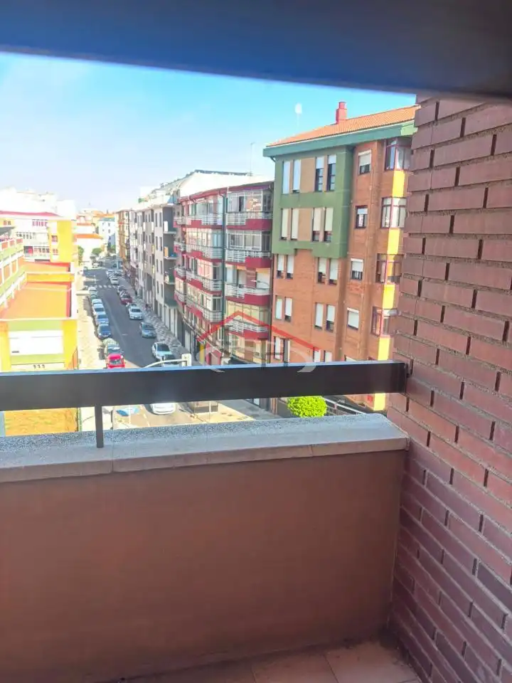 Terrassa de Pis en venda en León Capital  amb Calefacció, Terrassa i Traster