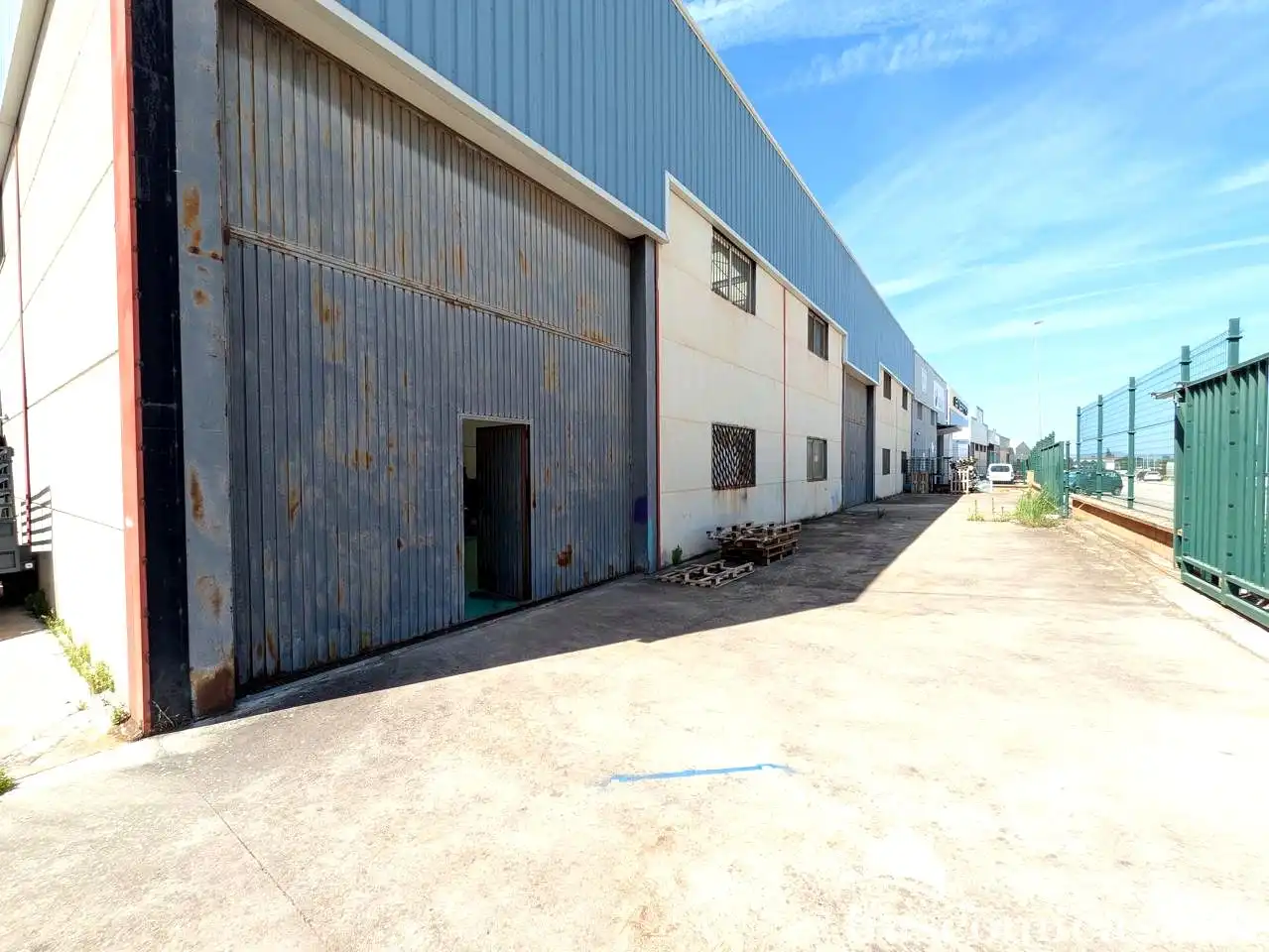Vista exterior de Nau industrial en venda en Linares