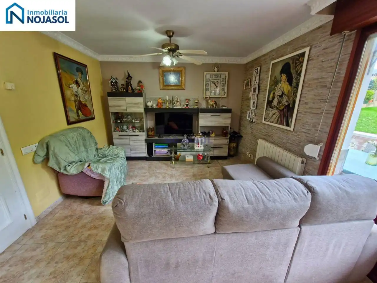Sala d'estar de Casa adosada en venda en Meruelo amb Calefacció, Jardí privat i Terrassa