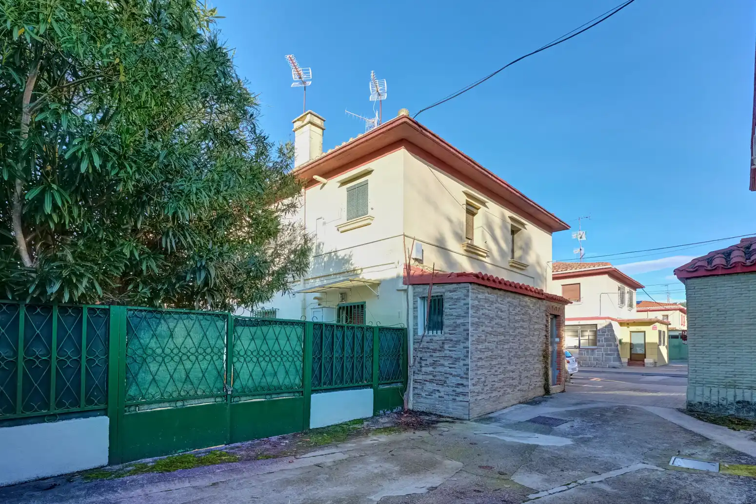 Außenansicht von Wohnung zum Verkauf in  Pamplona / Iruña mit Parkett, Terrasse und Abstellraum